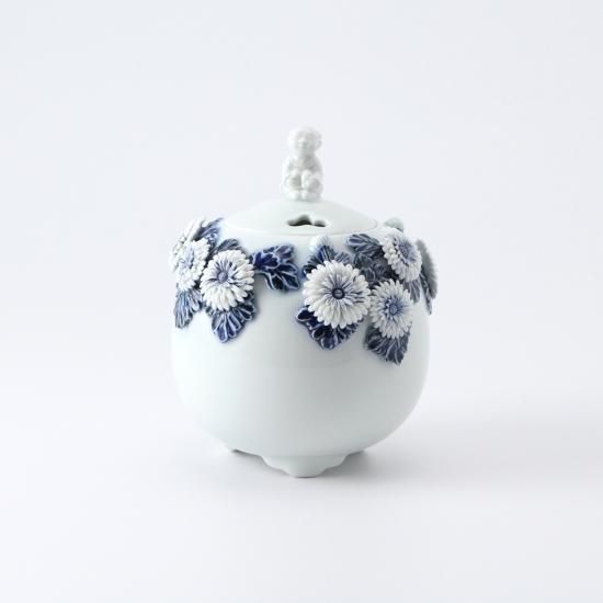 平戸菊花飾染付長形三ツ足香炉(唐子摘み) - 三川内焼「平戸洸祥団右ヱ