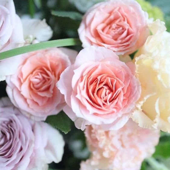 フラワーアレンジ】Lサイズ 白・ピンク系（当日配達可）‐サムライフラワー