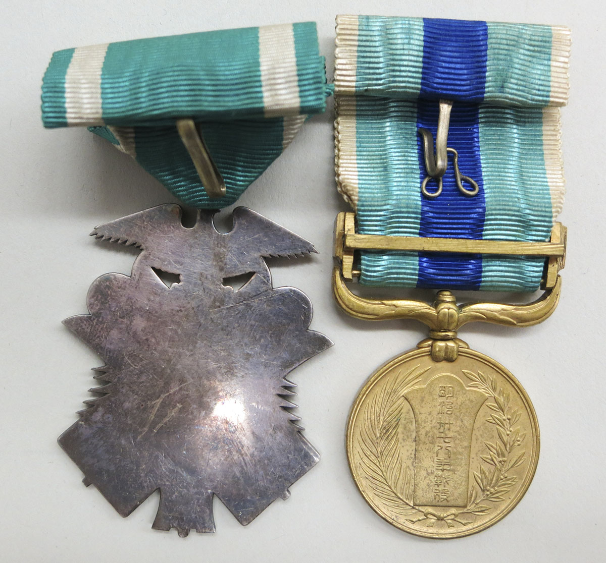 貨幣博物館 | 功七等金鵄勲章 明治三十七、八年従軍記章2点組 賞状付