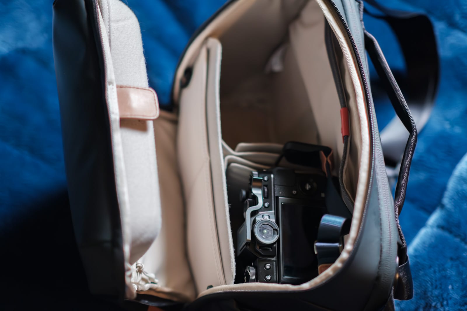 質感が良くて考えられた使い勝手のカメラバッグPGYTECH「OneGo