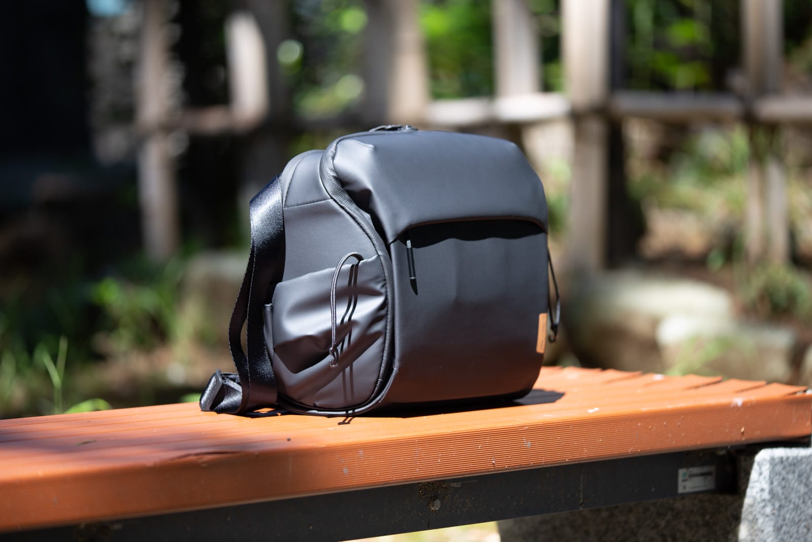 質感が良くて考えられた使い勝手のカメラバッグPGYTECH「OneGo