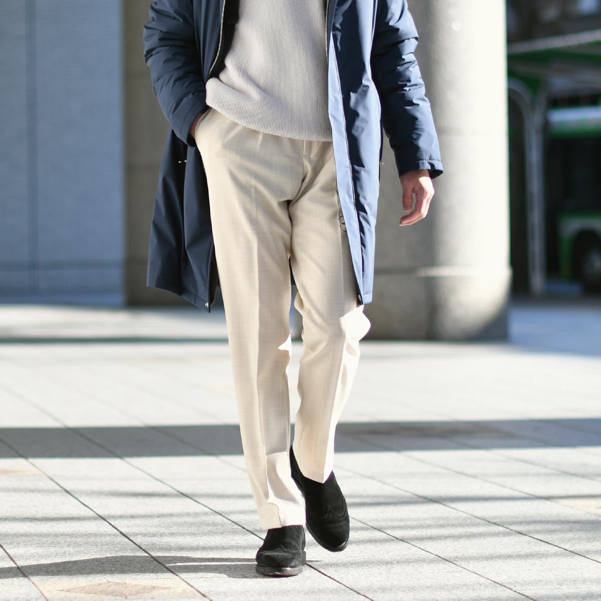 夏場のタイドアップを軽快に！モダンクラシックなネイビースーツ