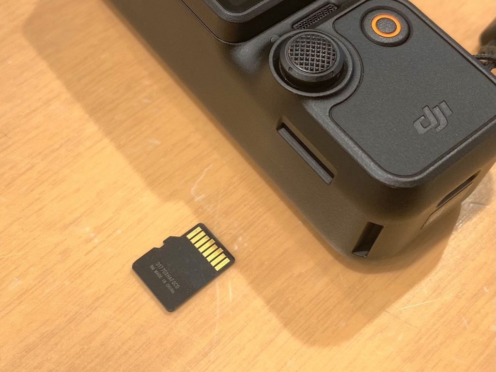 DJI Osmo Pocket 3にmicroSDカードを差し込めません。 – ヘルプ