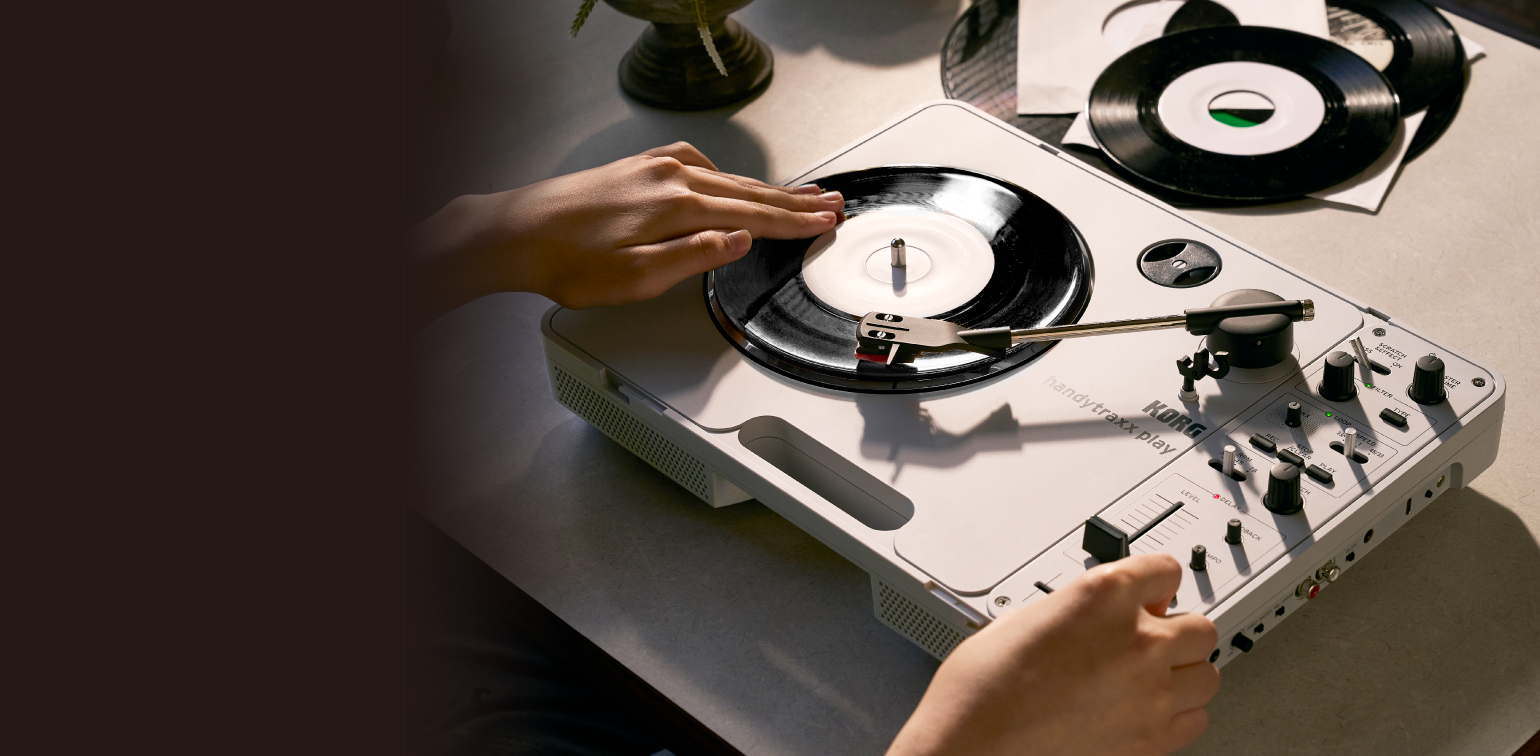 KORG handytraxx play | 多機能なポータブル・レコードプレーヤー