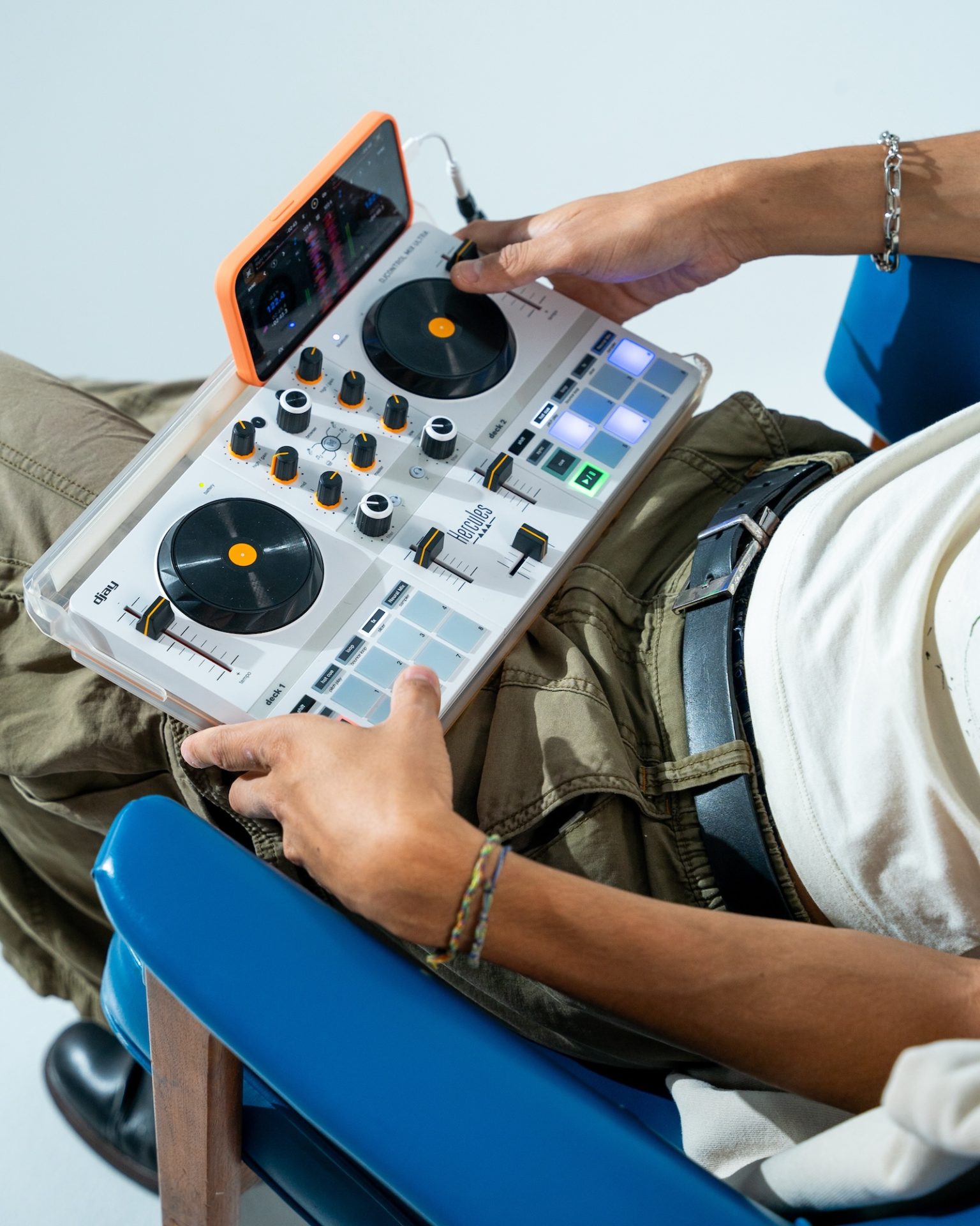 Hercules DJControl Mix Ultra | Bluetooth接続＆充電式バッテリー搭載