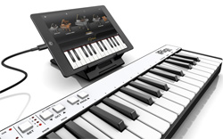 ステレオ3系統のキーボード入力とエフェクトループを備えたキーボード