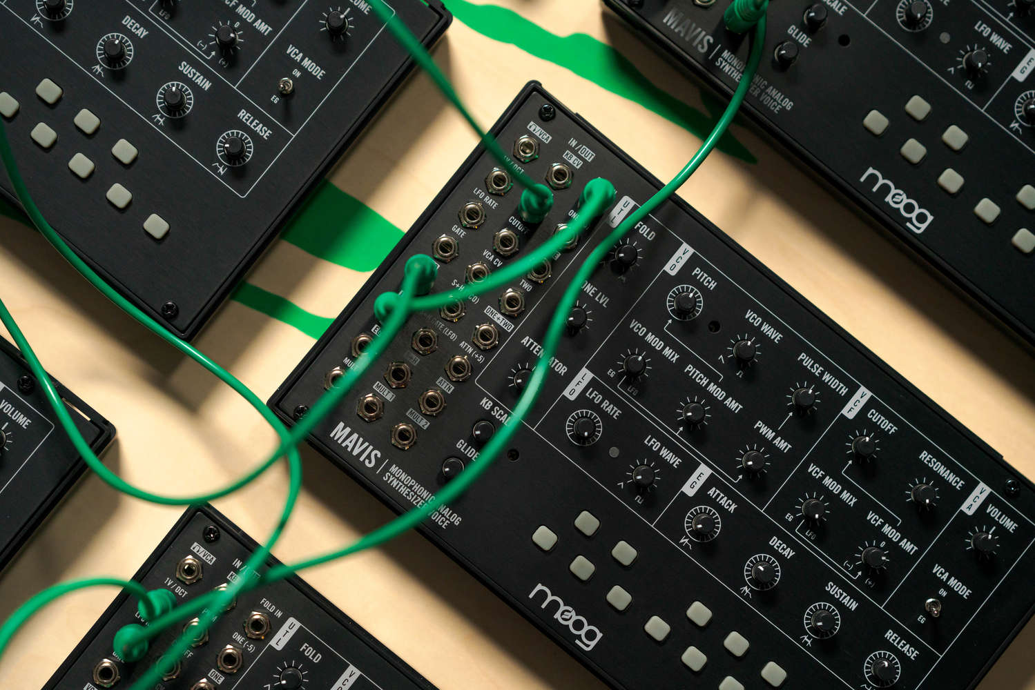 Moog Mavis | 組み立て式セミモジュラーアナログシンセサイザーキット