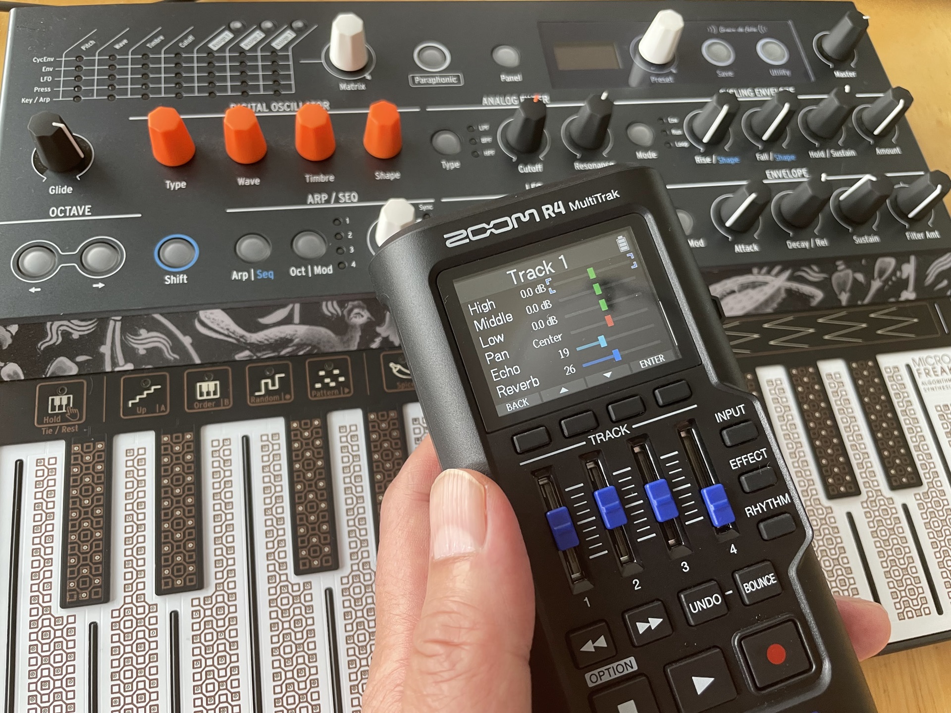 ZOOM R4 MultiTrak | 32bitフロート・オーディオ対応の4トラック小型