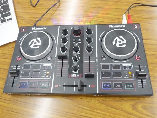 世界発！ミラーボール搭載 DJコントローラー NUMARK PartyMix