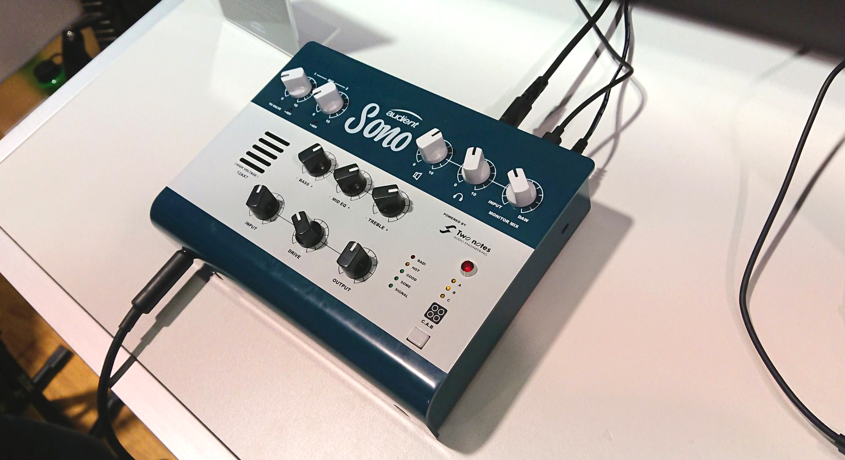 Audient Sono | アンプ＆キャビシミュレーター搭載！ギター録音のため