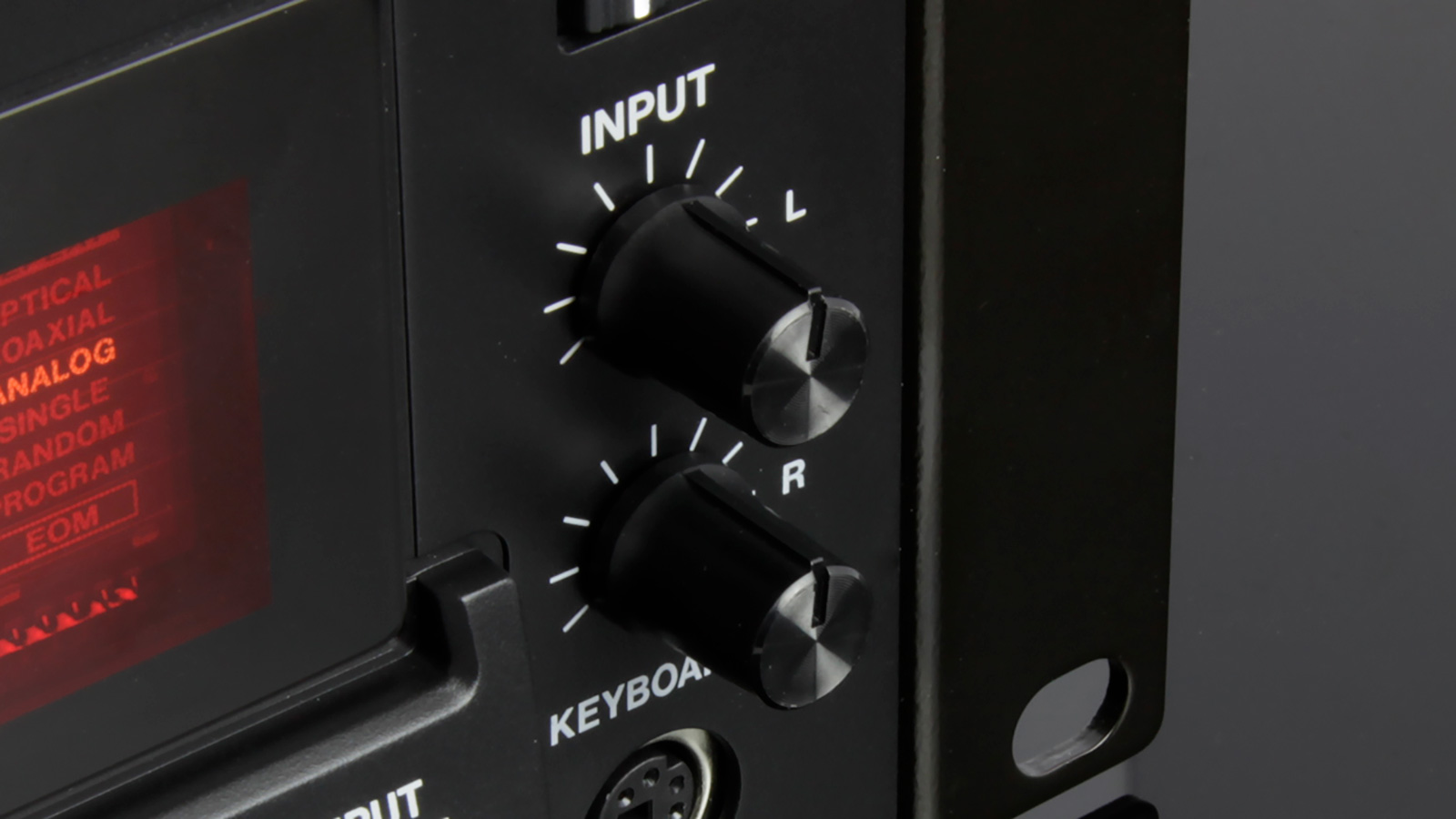 TASCAM CD-RW900SX | 業務用途の要求に応えるCDレコーダー/プレーヤー