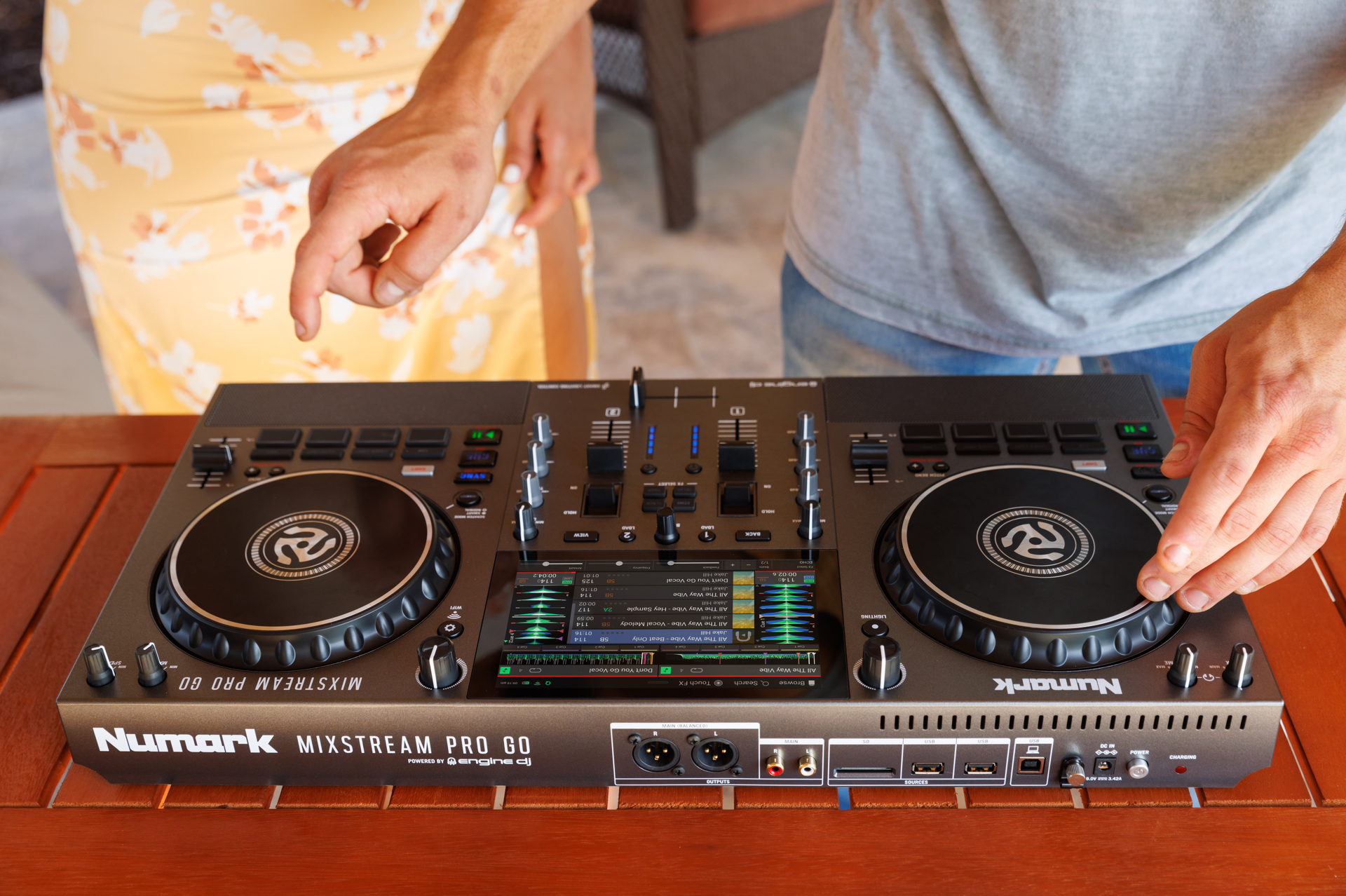 Numark Mixstream Pro Go | 野外DJに使える充電式バッテリー内蔵DJ