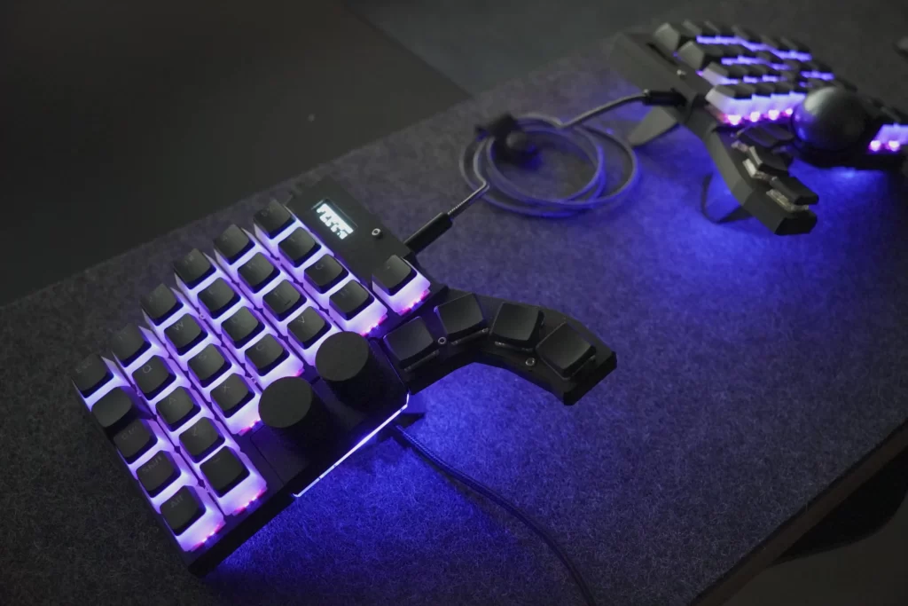 自由な操作の極致：トラックボール内蔵の分割キーボードが最高です