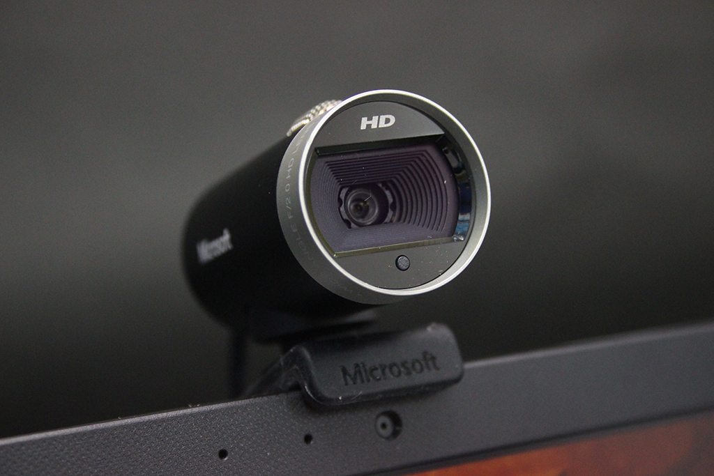 ビデオ会議で自分だけ顔が暗い……」――急遽テレワークを導入した中小企業