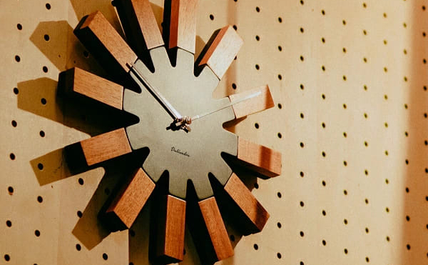 今もなお愛され続けるミッドセンチュリーデザインの掛け時計 - inzak