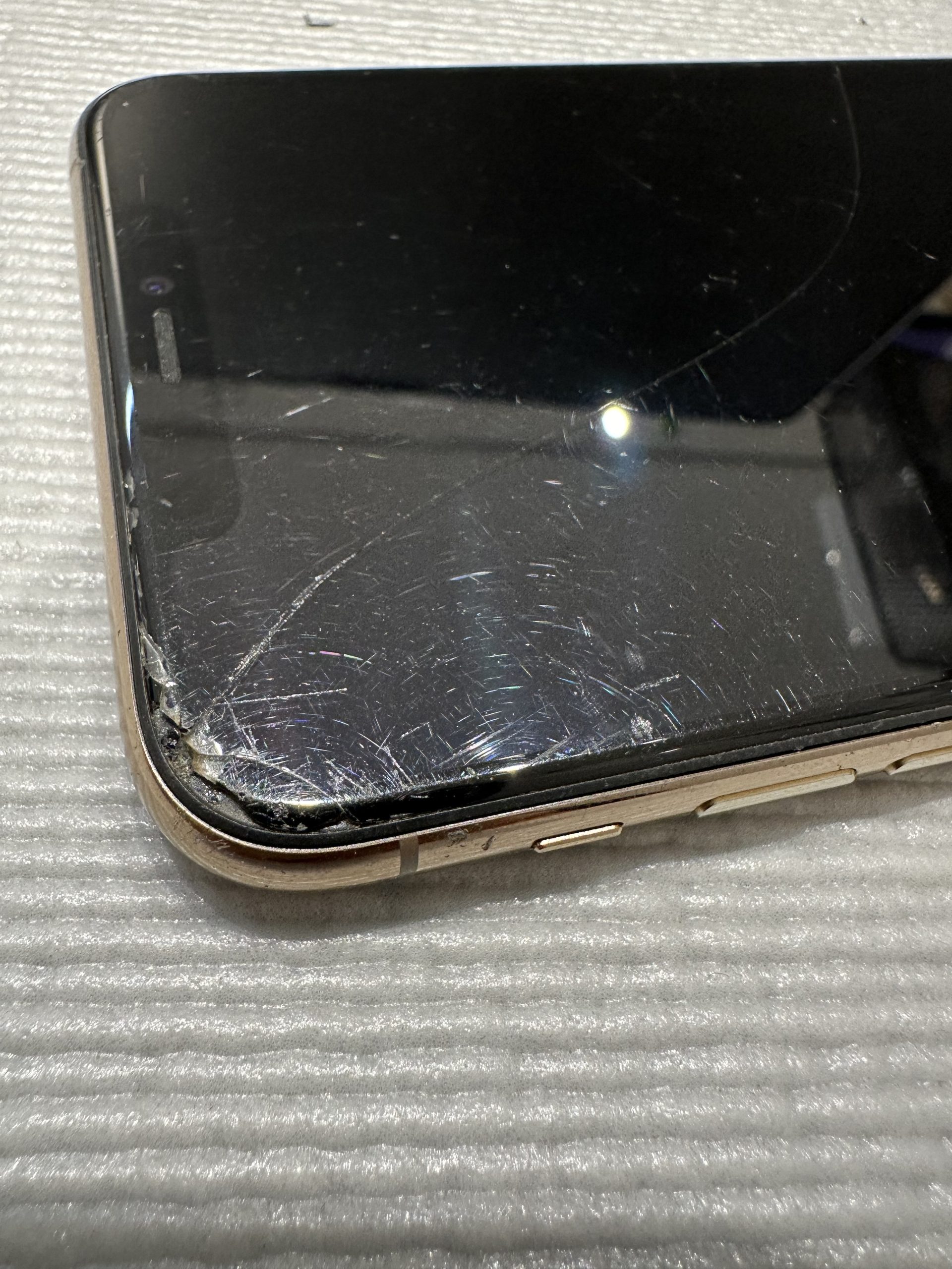 iPhone15 画面割れ買取 秋田市】iPhone15のガラスが割れてしまった方