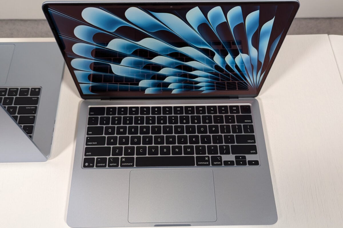 MacBook Air「スカイブルー」の実機画像が多数掲載〜光の当たり加減で