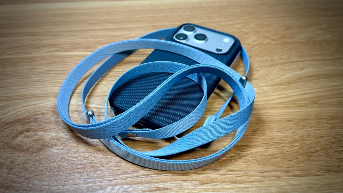 Apple、純正テックウーブンケースとクロスボディストラップのお手入れ