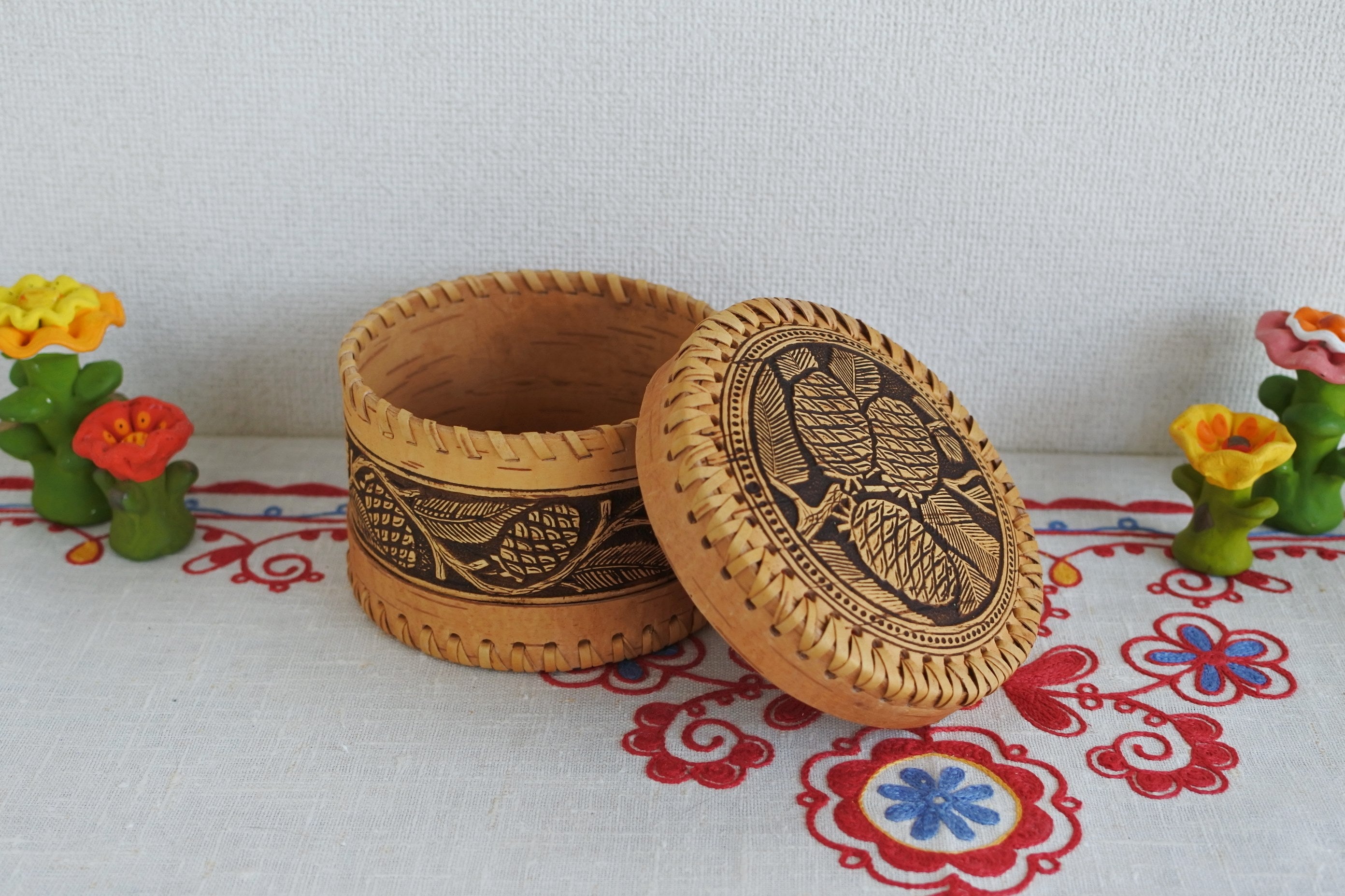 白樺細工ベレスタ 円形の箱 シベリア杉の実 白樺樹皮 木製小箱 ロシア