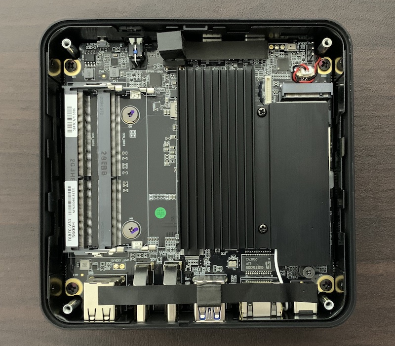 MinisforumのミニPC「UM560XT」ベアボーンをレビュー｜AMD Ryzen5