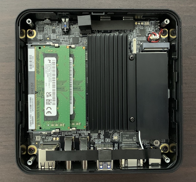 MinisforumのミニPC「UM560XT」ベアボーンをレビュー｜AMD Ryzen5