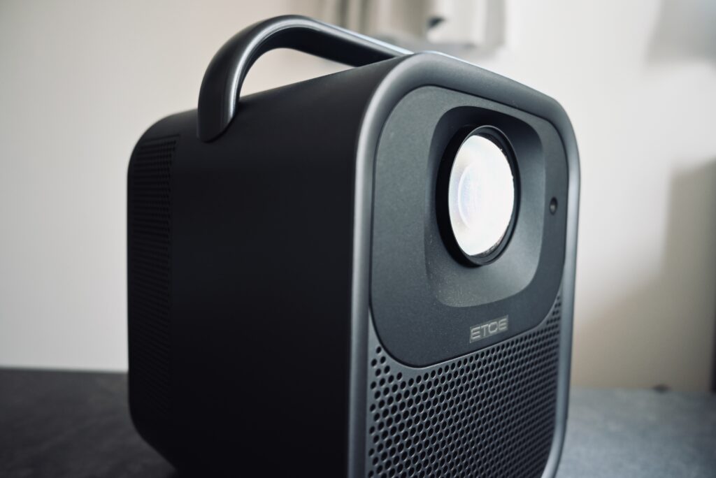 ETOE Seal Pro レビュー】自宅で大画面プロジェクターを楽しむ高性能