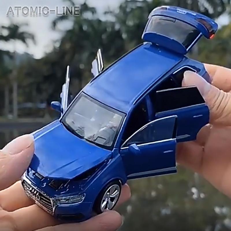 AUDI アウディ Q7 1/32 ミニカー 全3色 ライト点灯 エンジンサウンド