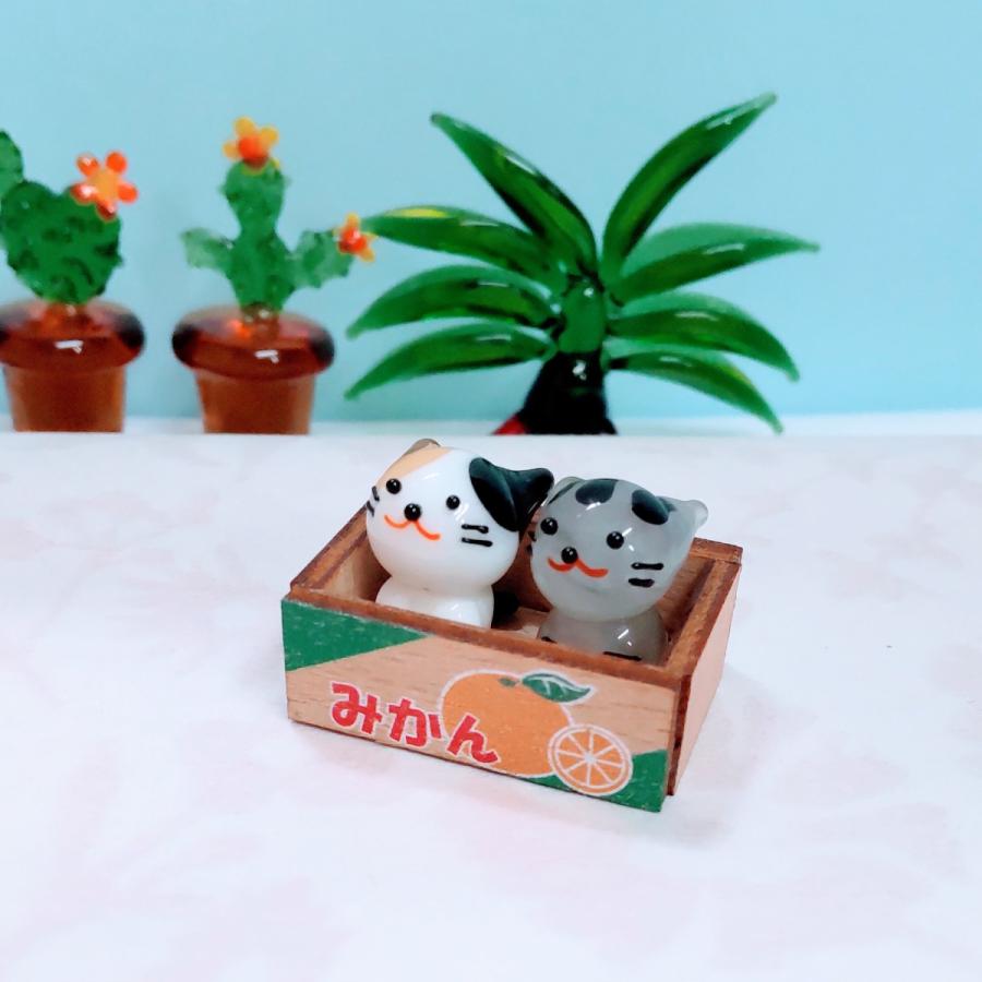 ガラス細工 みかん箱ネコ (ミニ） ミケ/サバトラ ミニチュア 置物 雑貨