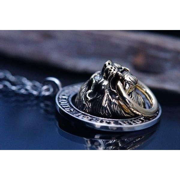 百獣の王/ライオン立体型 鉄輪を咥える獅子デザイン クリアストーン