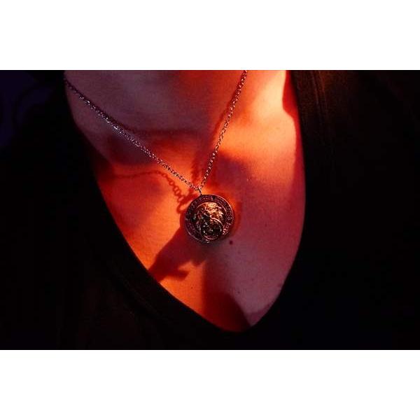 百獣の王/ライオン立体型 鉄輪を咥える獅子デザイン クリアストーン