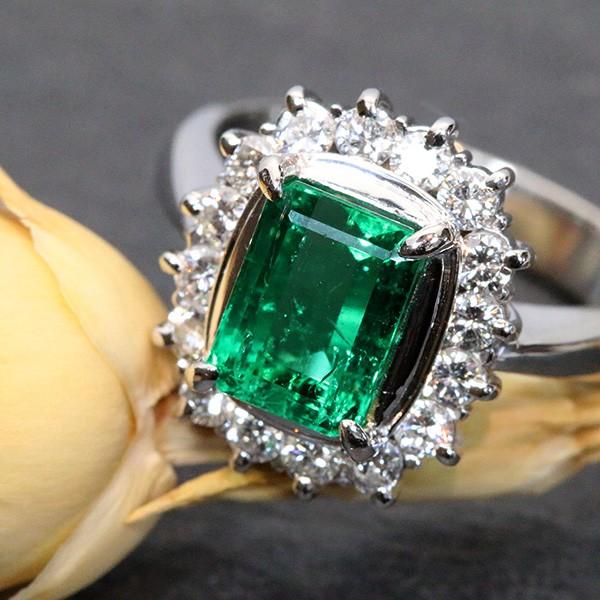 エメラルド リング 1.950ct PT900 高い透明度 ダイヤ取り巻き 定番
