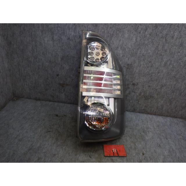 ヴォクシー DBA-ZRR70W 右テールランプ 28-199 81551-28440【同梱不可