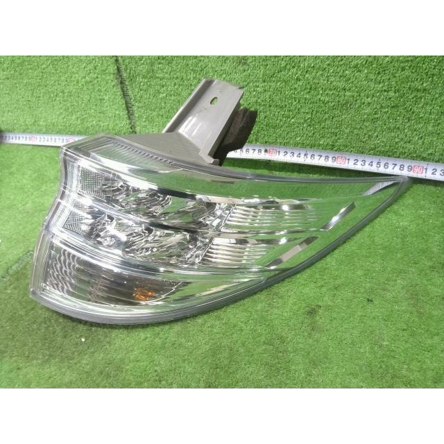エスティマ DAA-AHR20W テールランプ 1F7 81580-28270 81590-28270