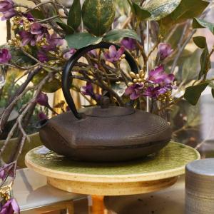 取り寄せ商品】南部鉄びん NANBU TETSUBIN 鉄瓶 アラレ NT0107 : 輸入