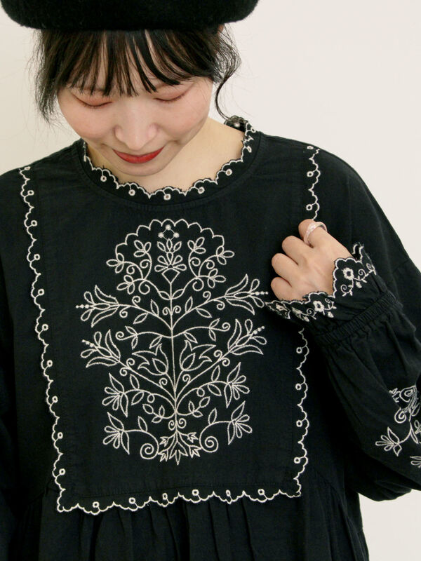 セール】 【S/Mサイズ】配色刺繍ワンピース（グレー/ブラック/レッド