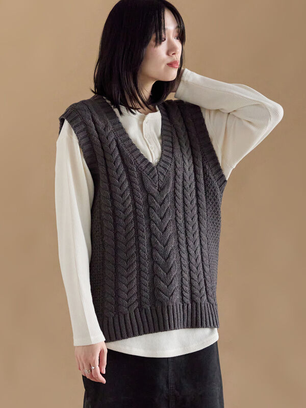 セール】 ケーブルニットベスト（オフホワイト/チャコールグレー