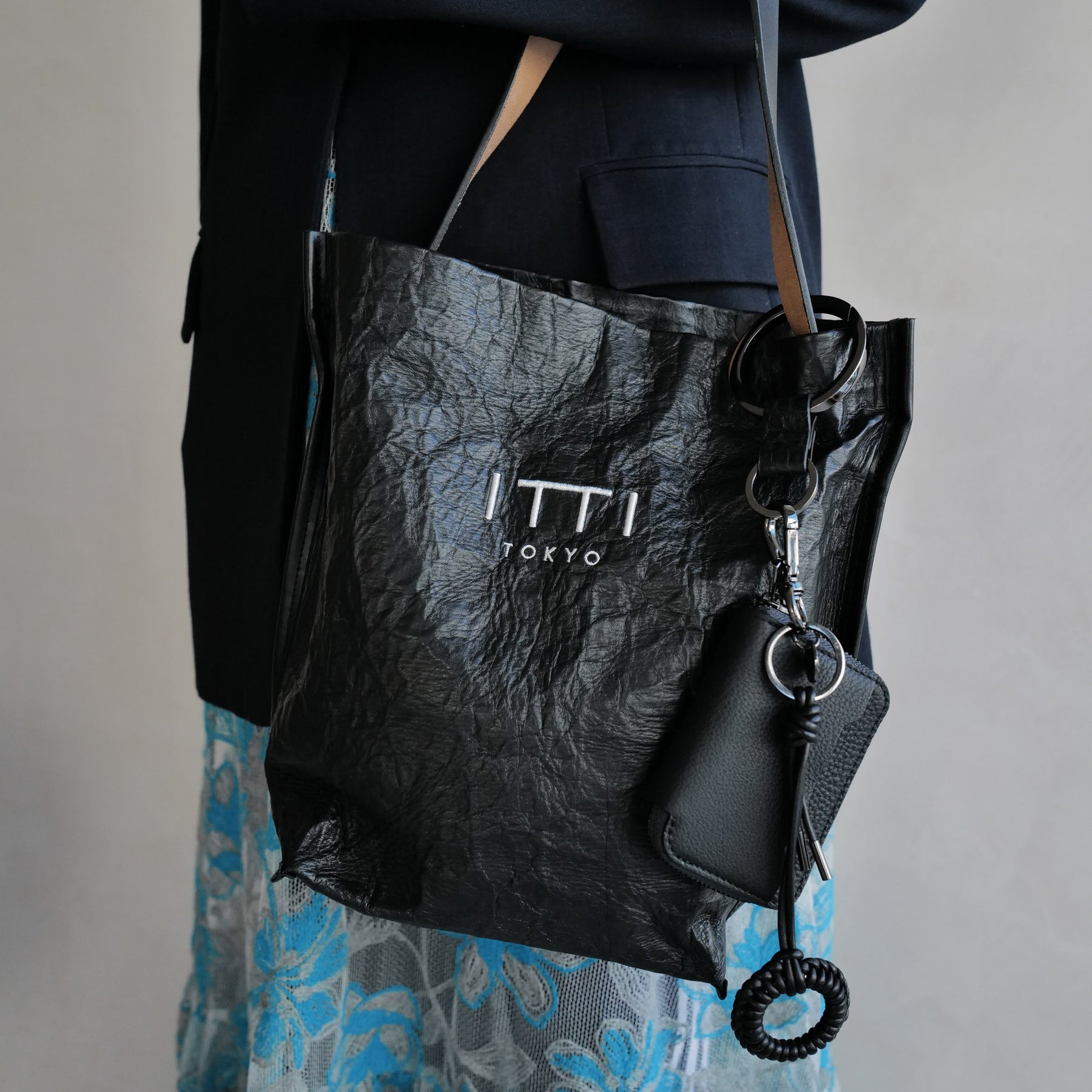 MARY PAPER BUCKET BAG - S / PTERA｜紙袋風フォルムの軽量バケット