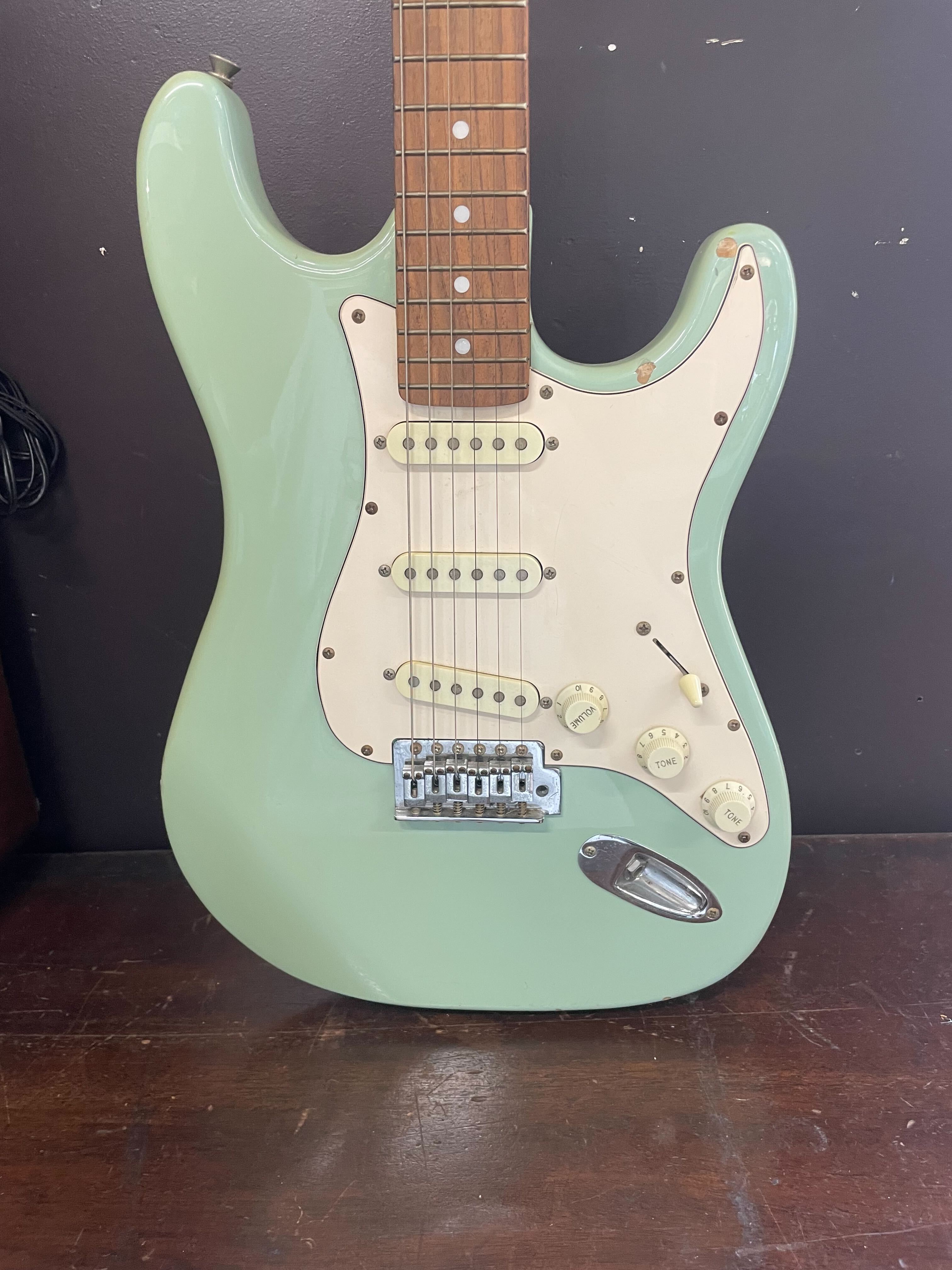 レンタル情報|小道具のMusicエレキギター ミントグリーン|EASE