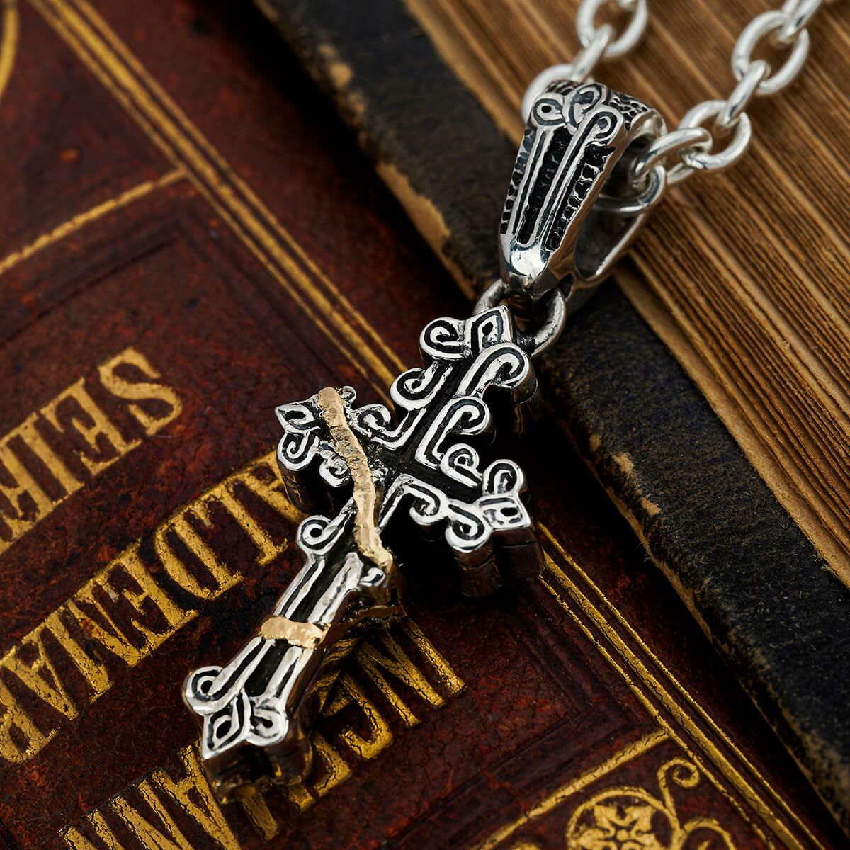 レザーズアンドトレジャーズ ナローケルティッククロスペンダント w