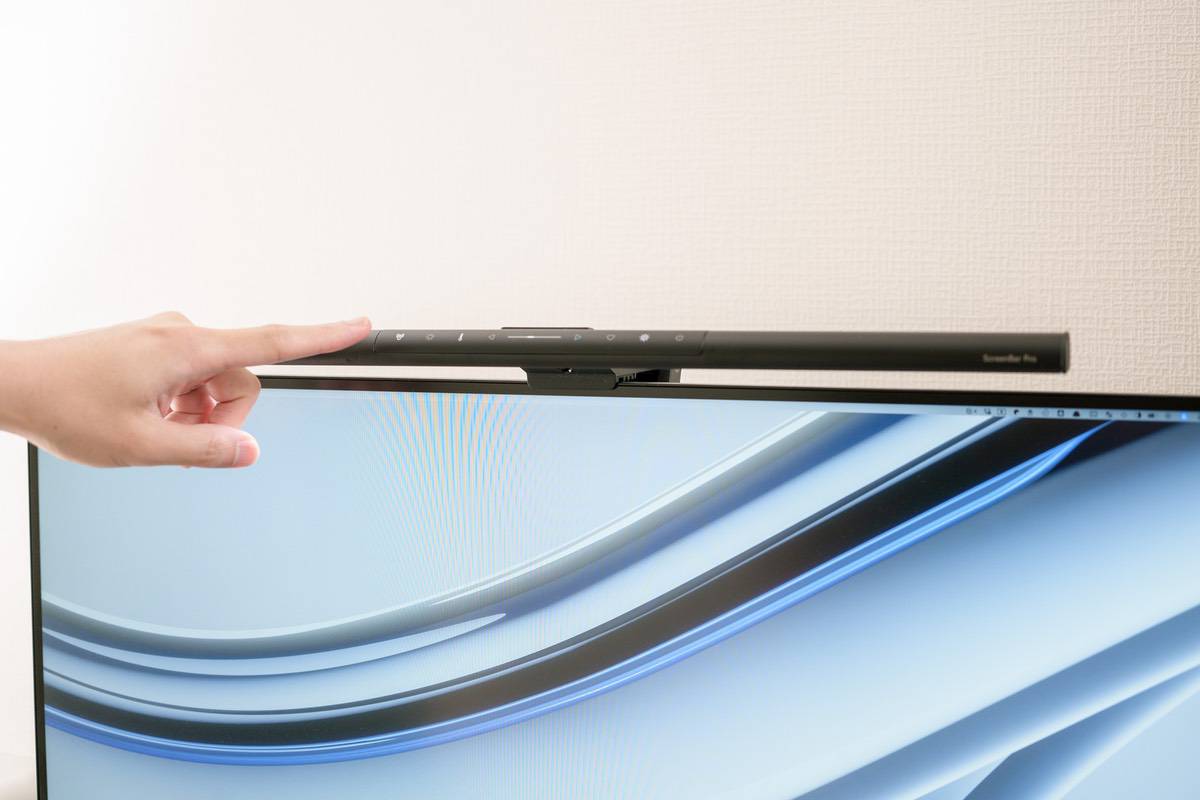BenQ ScreenBar Pro レビュー | 自動点灯・消灯でさらに便利になった