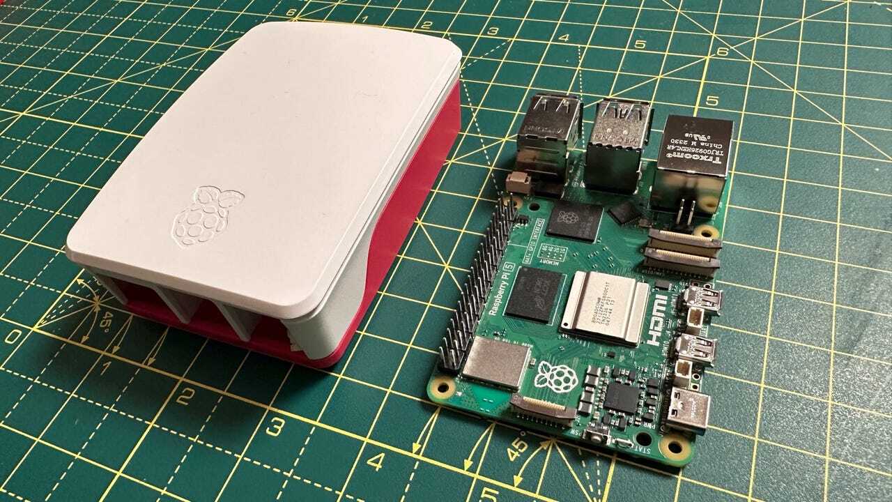 Raspberry Pi 5」公式ケースはオーバークロックの加熱を防げるか--冷却
