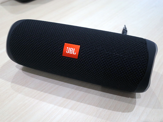 ペットボトルサイズのワイヤレススピーカー「JBL FLIP5」 - CNET Japan