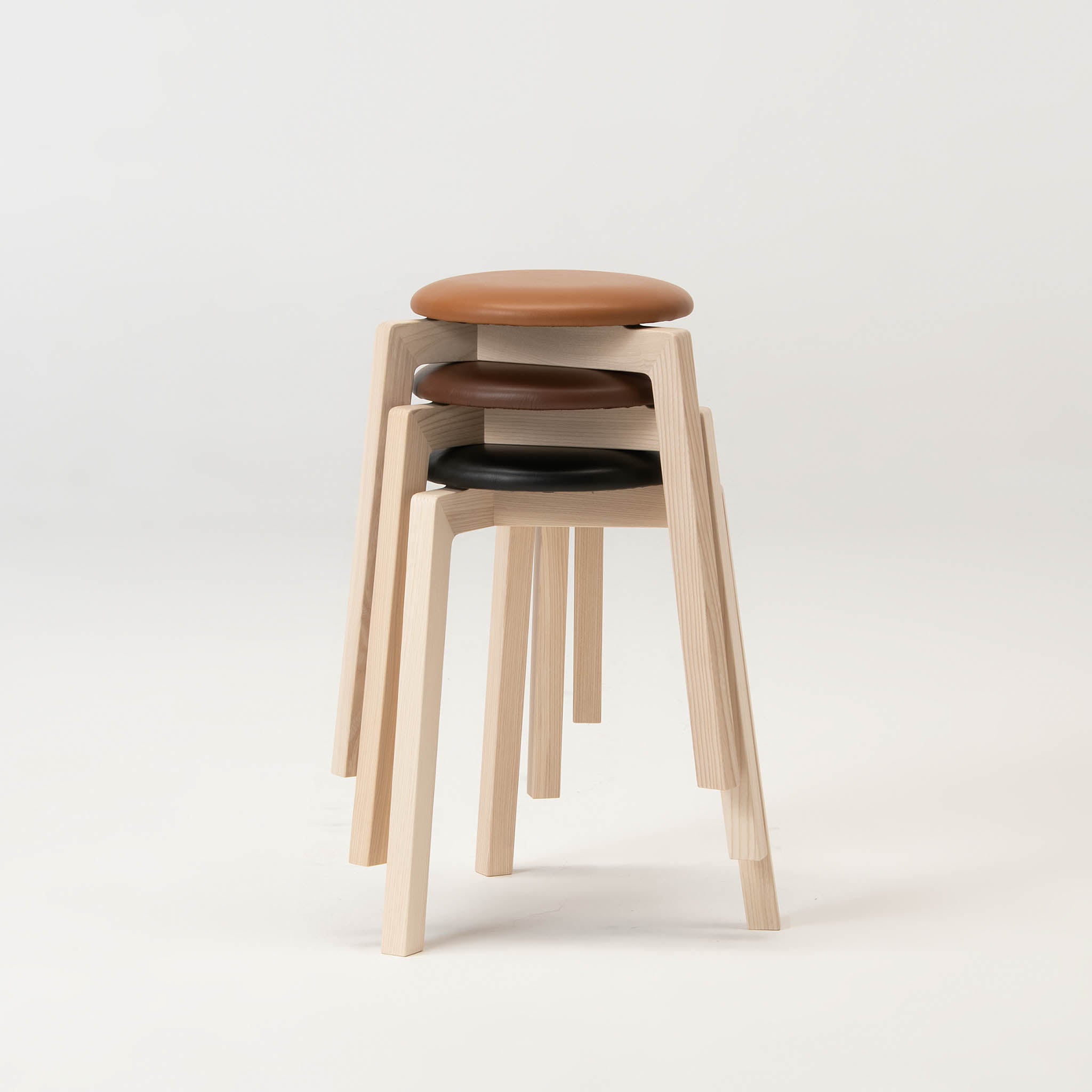 旭川家具 スツール | Stacking Stool02 センの木 | 革座 ライト