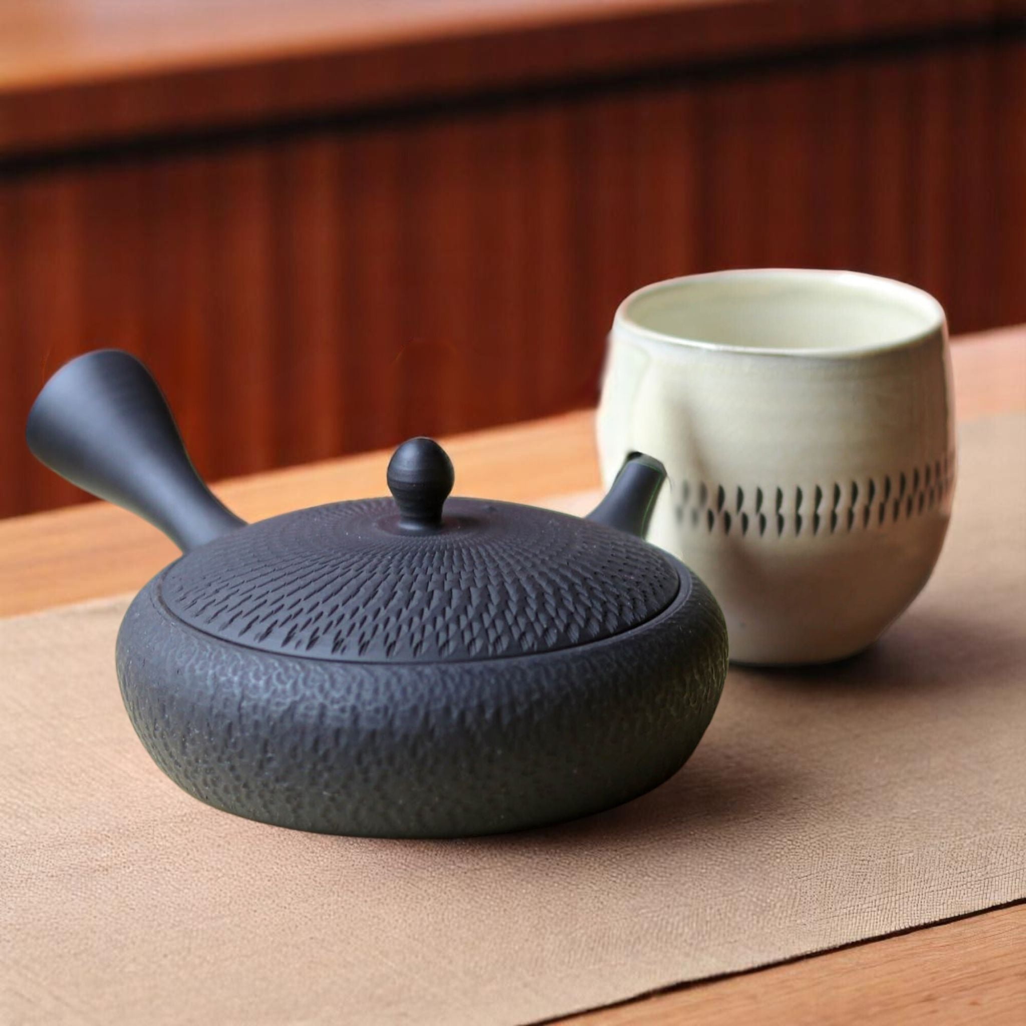 常滑焼の黒泥急須｜ビリ平｜玉光陶園の平型セラメッシュ急須