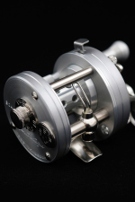旅釣りのためのリール「冒険用品」