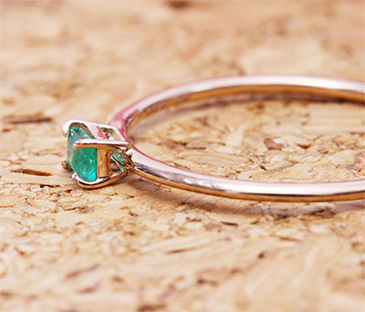 小さなエメラルドの石を腕の細い華奢なデザインリングにリフォーム