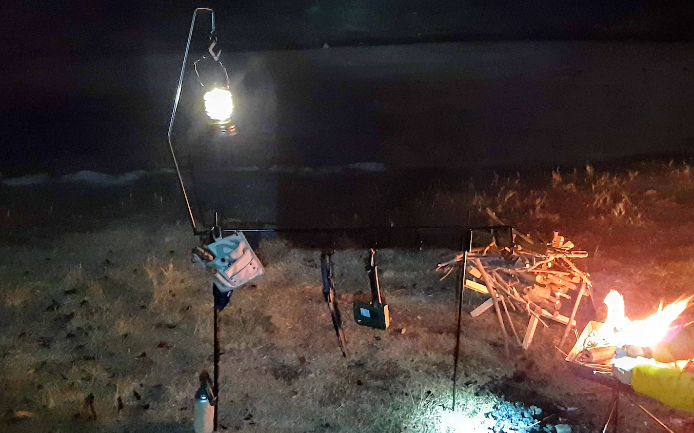 LYIYI ランタンスタンド】焚火周りがグッとカッコよくなる無骨な