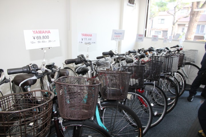 坂の多いまちのニーズに対応 中古電動アシスト自転車の専門店 新車高騰