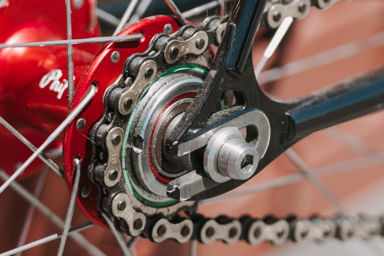 競輪フレームで組んだピストバイクの魅力とは？カラビンカ乗りが偏愛