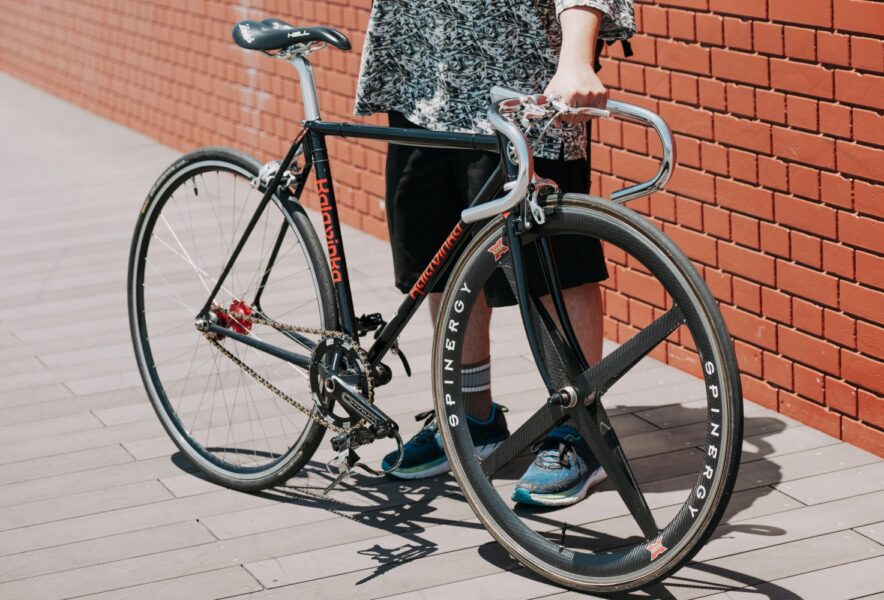 競輪フレームで組んだピストバイクの魅力とは？カラビンカ乗りが偏愛